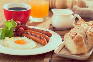 Kahvaltıda kızarmış yumurta.