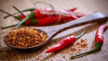Ahşap arka planda acı biber tozu