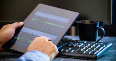 Tablet kullanan adam, borsa verisi