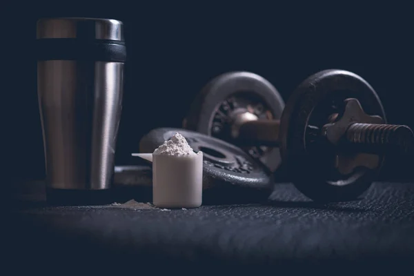 Beyaz protein karıştırıcı ve dambıl