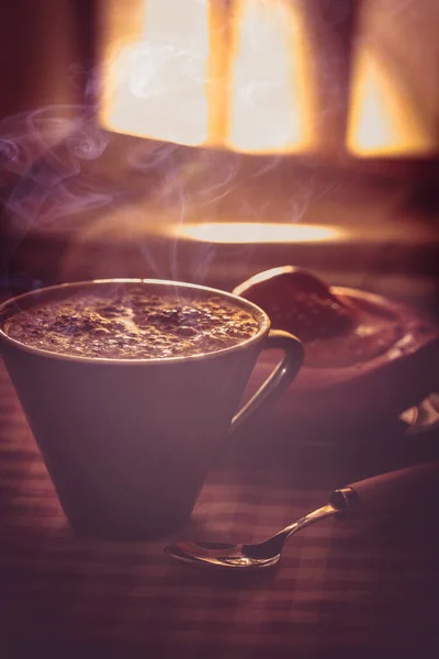 Frühstück Mit Heißem Kaffee Und Zeitung Der Morgensonne — Stockfoto