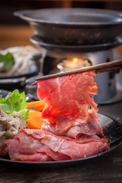 Shabu Shabu için dilimlenmiş biftek.