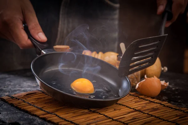 Man Gör Frukost Med Färska Ägg — Stockfoto