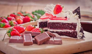 Çilekli çikolatalı pasta