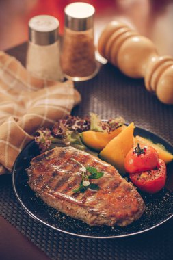 Akşam yemeğinde biftek.