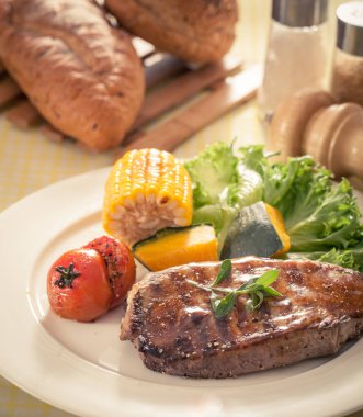 Akşam yemeğinde biftek.