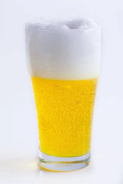 Taza Cerveza Fresca Con Espuma Sobre Fondo Blanco — Foto de Stock