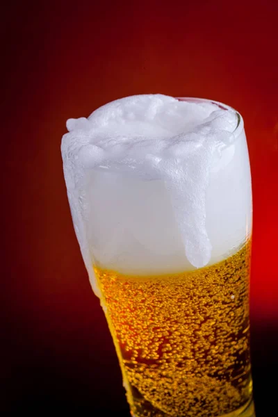 泡のキャップと新鮮なビールをマグカップ — ストック写真