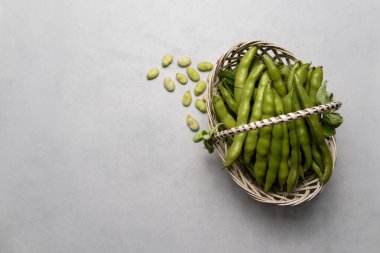 Taze fasulyeli sepet. Dikey çekim.