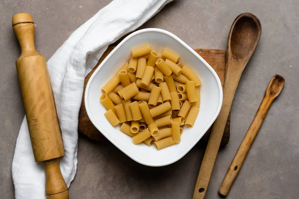 Trockene Rigatoni Nudeln Aus Nächster Nähe — Stockfoto