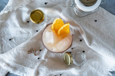 Buzlu portakal kokteylinin üst görüntüsü