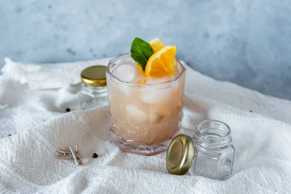 Cocktail Gelado Com Fatias Laranja Fresca Hortelã — Fotografia de Stock