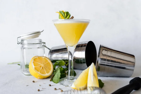 Coquetel Amarelo Com Hortelã Limão Conceito Barman Profissionalismo — Fotografia de Stock