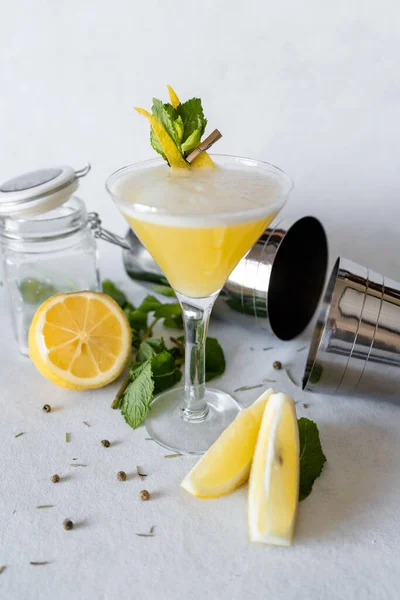 Tiro Vertical Bebida Amarela Com Hortelã Limão — Fotografia de Stock
