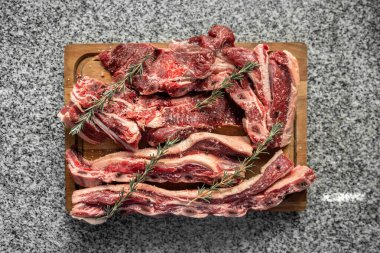 Tahtadaki pirzola şeritlerinin üst görüntüsü..