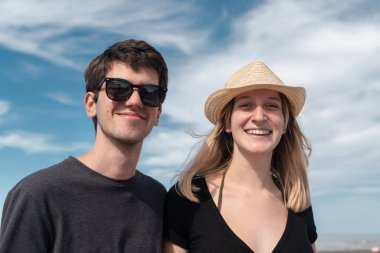 Genç çift yaz tatilinde iyi vakit geçiriyor. Portre fotoğrafı.. 