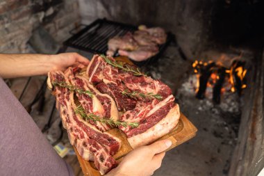 Izgarada közde pişirecek çiğ etle pişirmek. Arjantin asado kavramı.