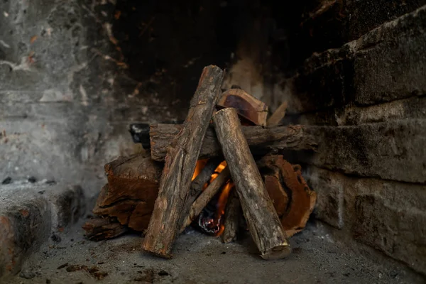Μικρή Φωτιά Ξύλινα Κούτσουρα Για Την Προετοιμασία Μπάρμπεκιου Στα Κάρβουνα — Φωτογραφία Αρχείου
