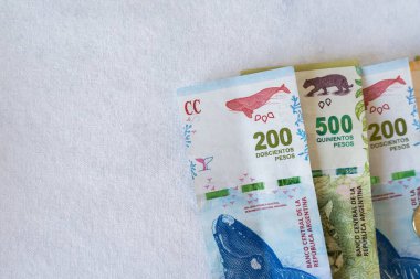 Beyaz arka planda Arjantin para birimi banknotları 
