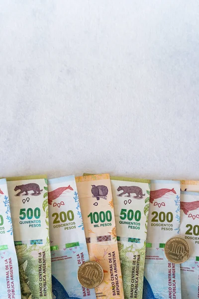 Tiro Vertical Billetes Argentinos Alineados Con Fondo Blanco — Foto de Stock
