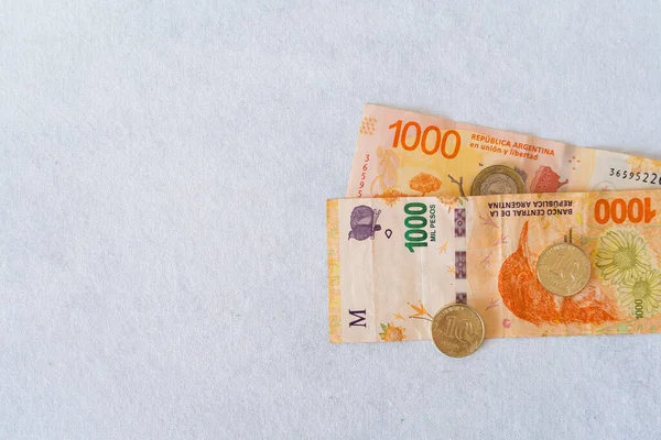 Facturas 1000 Pesos Argentinos Con Fondo Blanco Mil Billetes — Foto de Stock