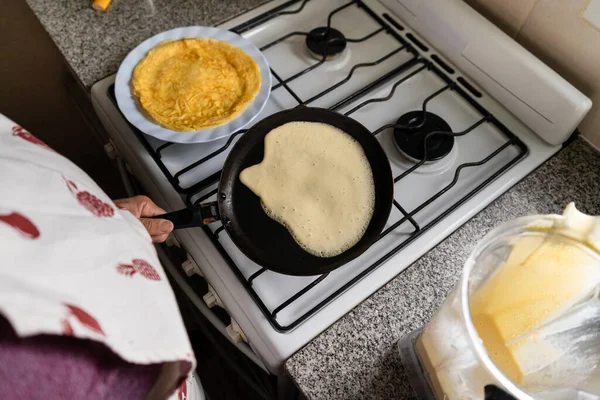 Chef Kocht Pfannkuchen Einer Pfanne Ansicht Von Oben — Stockfoto