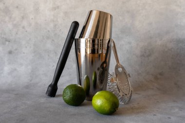 Canlandırıcı kokteyller hazırlamak için barmen aletleri.