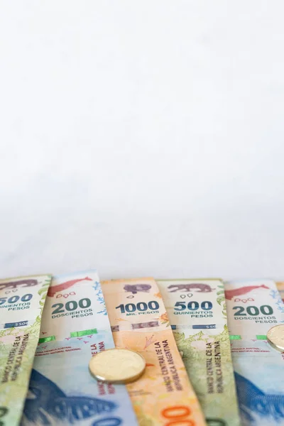 Dinero Argentina Con Fondo Blanco Disparo Vertical — Foto de Stock