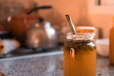 Isırgan otu ve karahindiba ile ev yapımı. Sağlıklı çay..