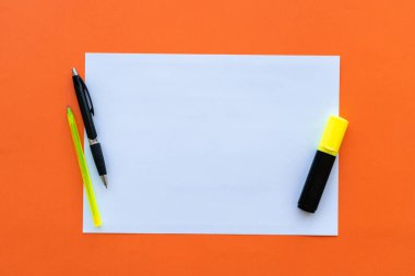 Kalemleri ve fosforlu kalemleri olan boş bir kağıt. Yaratıcılık kavramı. 