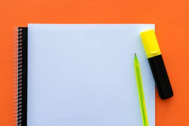 Bir tarafında kalem ve kalem olan boş beyaz kağıtların yakın plan çekimi. Yaratıcılık kavramı ve yaratmaya hazırlık.