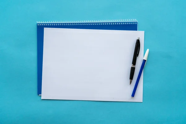 Blanko Blatt Mit Notizbuch Und Stift Auf Hellblauem Hintergrund Konzept — Stockfoto