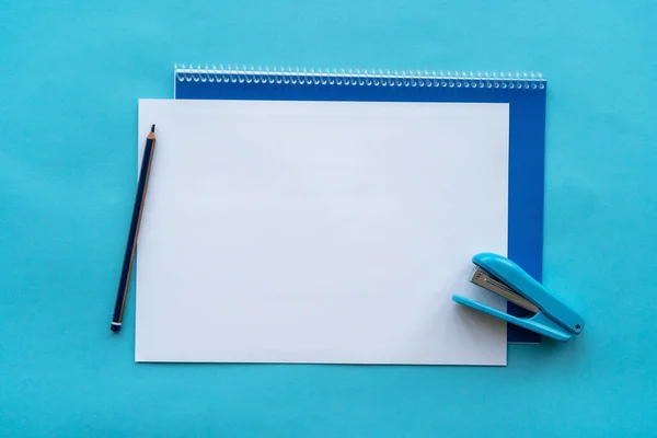 Weißes Laken Mit Bleistift Auf Einer Seite Konzept Des Zeichnens — Stockfoto