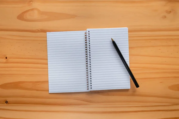 木製の背景に白での個人日記のトップビュー — ストック写真