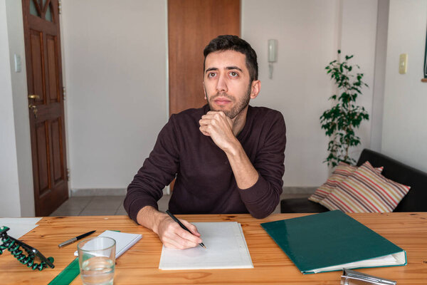 Человек думает и пытается придумать новые идеи..