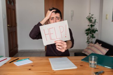 Evdeki öğrenci strese girdi ve 