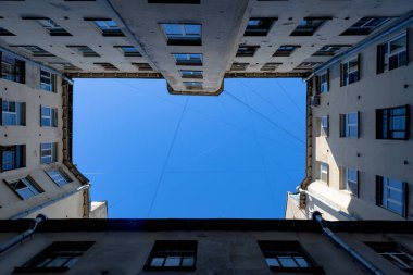 St. Petersburg 'un avlularından birinde mavi gökyüzünü görebileceğiniz bir ev.