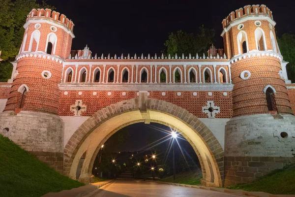 The figured Bridge, a red brick night bridge without passers-by, lit only by lone lanterns, is beautifully frozen in anticipation of new visitors, in the palace complex of the estate of the museum res