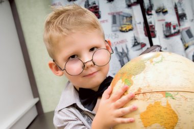 Sevimli çocuk ve Küre 