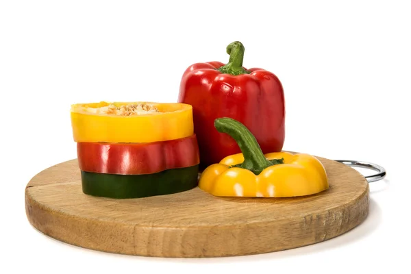 Paprika van verschillende kleur op een bord — Stockfoto