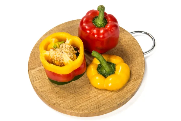 Paprika van verschillende kleur op een bord — Stockfoto