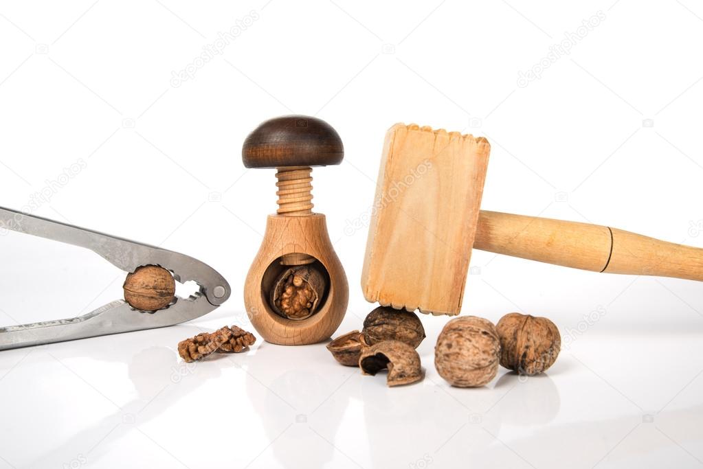 Tools for cleaning of walnuts