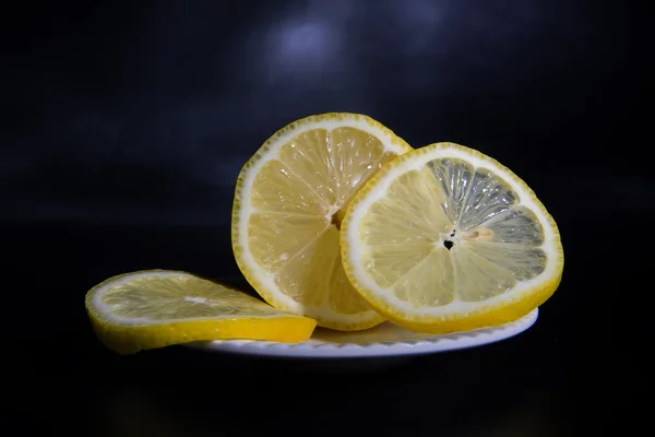 Bir uçan daire üzerinde taze, olgun limon