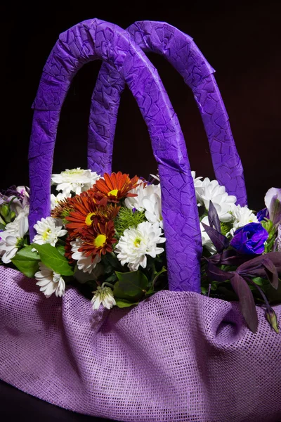 Lila rengi bir sepet içinde sonbahar buket.