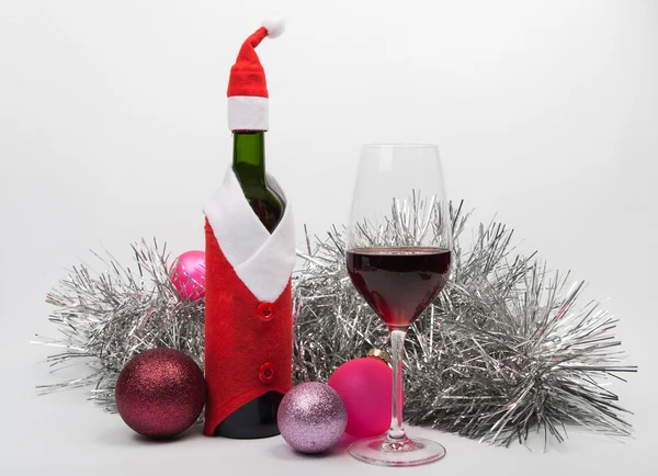 Noel Baba'nın takım elbiseli şarap şişesi