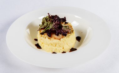 Dilim balık ve salata ile patates püresi