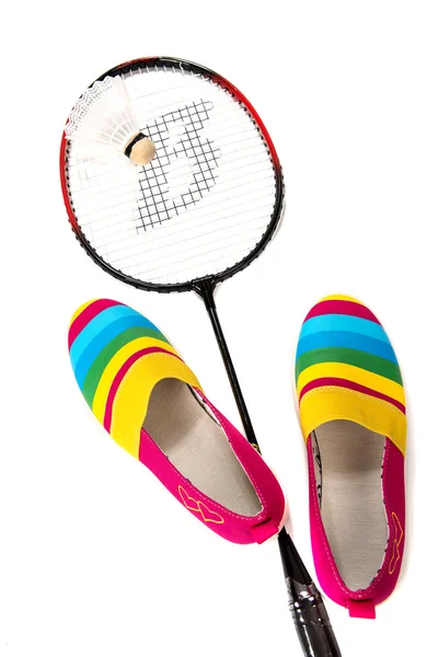 Sapatos de esportes na moda, brilhantes, fáceis (sapatos de ginásio) com uma raquete Imagem De Stock