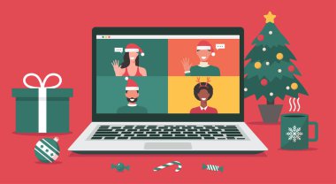 Noel tatili hakkında sanal bir tartışma yapmak ve Noel ağacı, hediye, şeker ve fincanla süslemek için bilgisayardaki video konferansı yoluyla bir araya gelen erkek ve kadın.