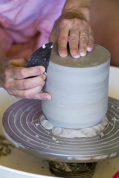 Hands working on the lathe — Stock Photo, Image