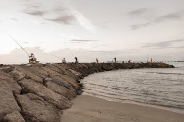 Dalgakırandaki balıkçılar, Puerto de Sagunto, Valencia, İspanya